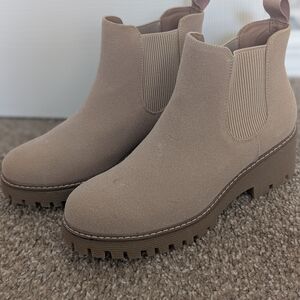 Women's Tan Chelsea Boots
